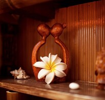 Фигурка слона и франжипани в интерьере BALI SPA