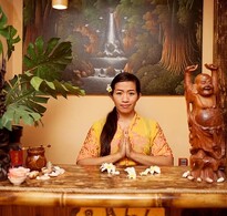 Администратор за стойкой салона BALI SPA