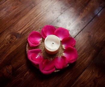 Свеча с лепестками орхидеи в интерьере BALI SPA
