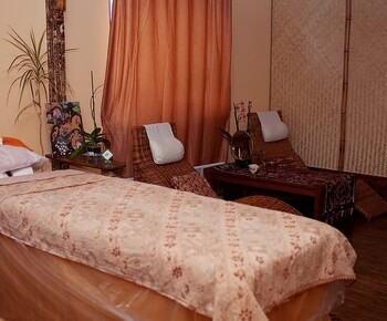 Массажный кабинет с двумя кушетками в BALI SPA