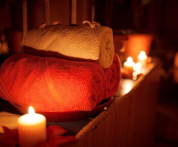 Тёплые полотенца и свеча в кабинете BALI SPA
