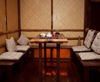 Зона отдыха с мягкими диванами в BALI SPA