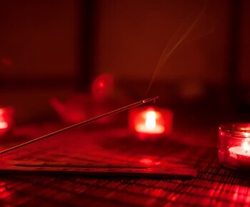 Красные свечи в расслабляющем интерьере BALI SPA