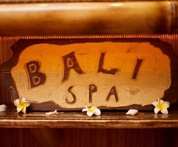 Декоративная надпись BALI SPA со свечами